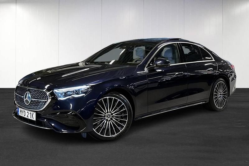 Mörkblå (blue) Begagnad 2025 Mercedes E300 AMG Line Premium Sedan | 789 900 kr (Dyr) - Bild 1/4