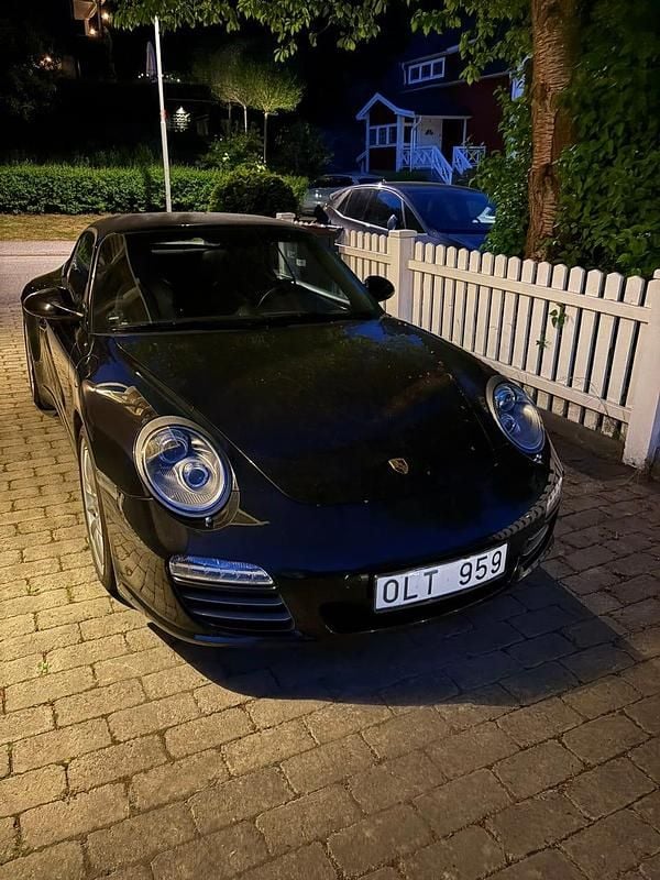 Svart cabriolet Begagnad 2009 Porsche 911 Carrera 4S Cab | 900 000 kr - Bild 1/4