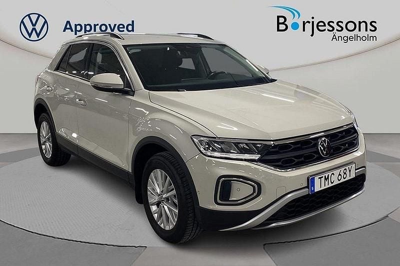 Grå Begagnad 2022 VW T-Roc Life SUV | 209 000 kr (Marknadspris) - Bild 1/4