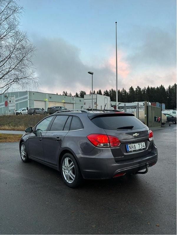 Grå Begagnad 2013 Chevrolet Cruze Kombi | 79 000 kr (Dyr) - Bild 1/4