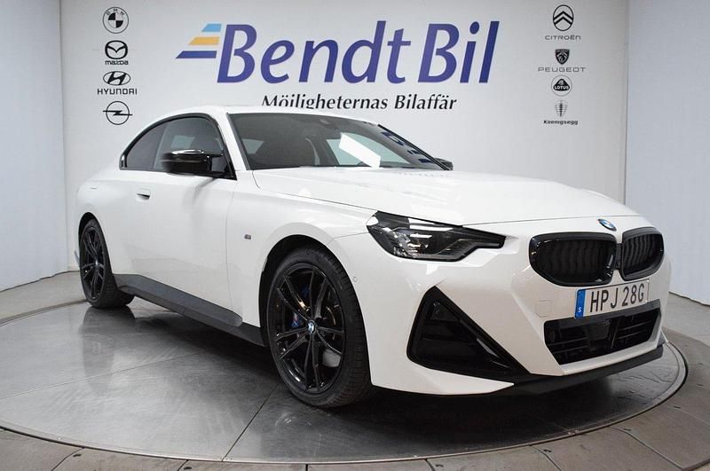 Vit Begagnad 2022 BMW M240 Shadowline Sportkupé | 534 500 kr (Marknadspris) - Bild 1/3