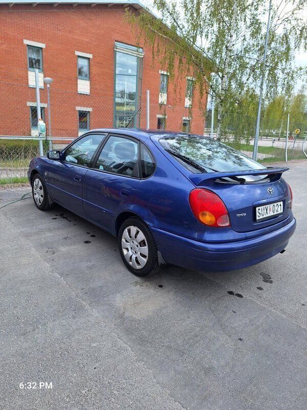 Blå Begagnad 2001 Toyota Corolla Halvkombi | 20 000 kr (Bra pris) - Bild 1/4