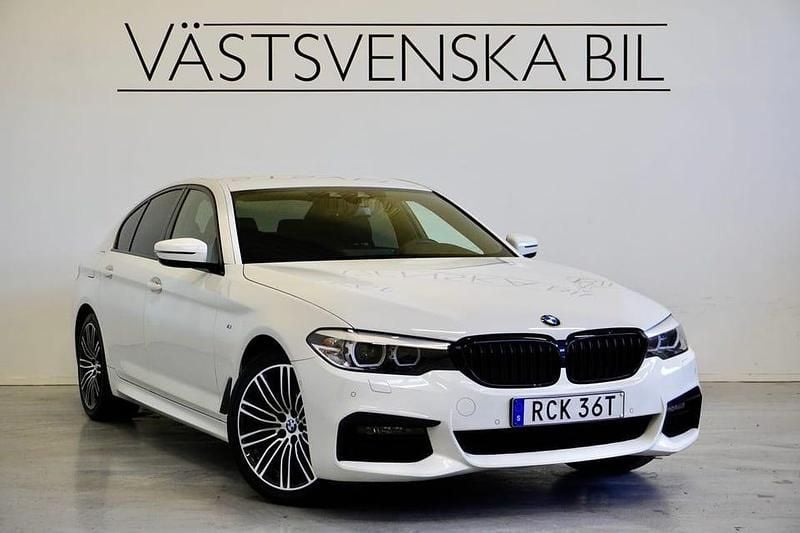 Vit Begagnad 2019 BMW 520 M Sport Sedan | 309 000 kr (Bra pris) - Bild 1/4