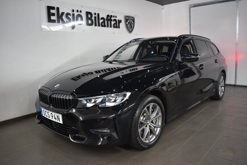Svart Begagnad 2021 BMW 330e Sport Line Kombi | 299 500 kr (Superpris) - Bild 1/4