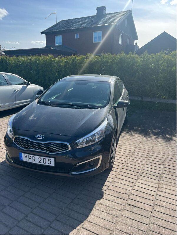 Svart Begagnad 2018 Kia Ceed Halvkombi | 110 000 kr (Marknadspris) - Bild 1/4