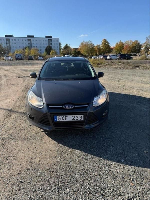 Grå Begagnad 2011 Ford Focus Trend Halvkombi | 36 900 kr (Bra pris) - Bild 1/4