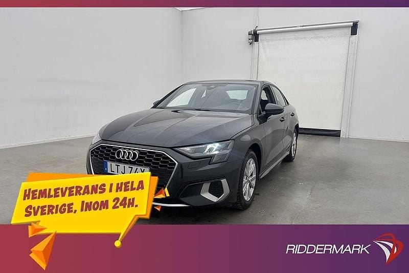 Grå Begagnad 2023 Audi A3 Advanced Sedan | 278 900 kr (Marknadspris) - Bild 1/3