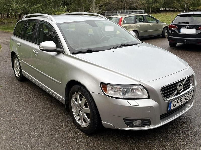Grå Begagnad 2012 Volvo V50 Momentum Kombi | 25 000 kr (Superpris) - Bild 1/4