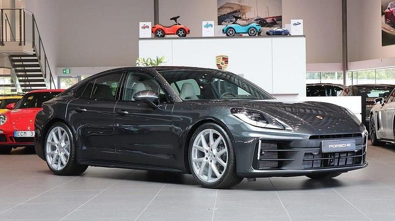 Grå Ny 2025 Porsche Panamera 4 Sedan | 1 378 500 kr - Bild 1/4
