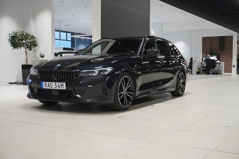 Safirsvart metallic Begagnad 2023 BMW 330 Shadowline Kombi | 399 800 kr - Bild 1/4