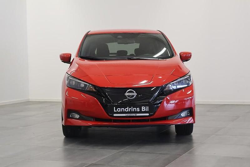 Begagnad Nissan Leaf N-Connecta 110 kW (150 HK) 2022 Röd Halvkombi