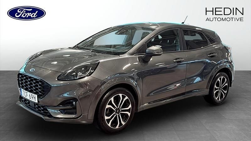 Grå (grey) Begagnad 2022 Ford Puma Gen-E ST-Line SUV | 219 000 kr (Marknadspris) - Bild 1/4