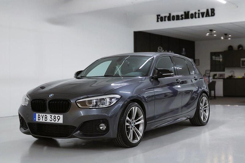 Grå Begagnad 2018 BMW 118 M Sport Halvkombi | 159 900 kr (Marknadspris) - Bild 1/4