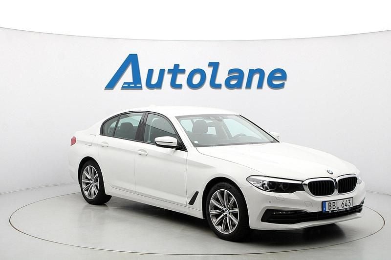 Alpinweiss iii Begagnad 2018 BMW 520 Sport Line Sedan | 279 900 kr (Marknadspris) - Bild 1/2