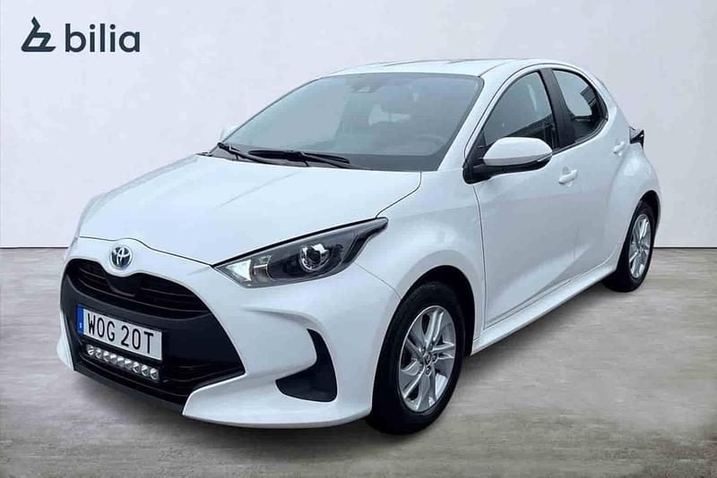 Vit Begagnad 2023 Toyota Yaris Hybrid Active Halvkombi | 219 900 kr (Marknadspris) - Bild 1/1