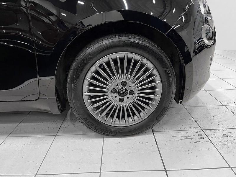 Begagnad Fiat 500e 86 kW (118 HK) 2022 Svart Halvkombi
