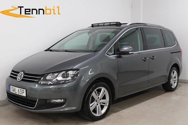 Mörkgrå (grå) Begagnad 2020 VW Sharan Minibuss | 289 900 kr (Marknadspris) - Bild 1/4