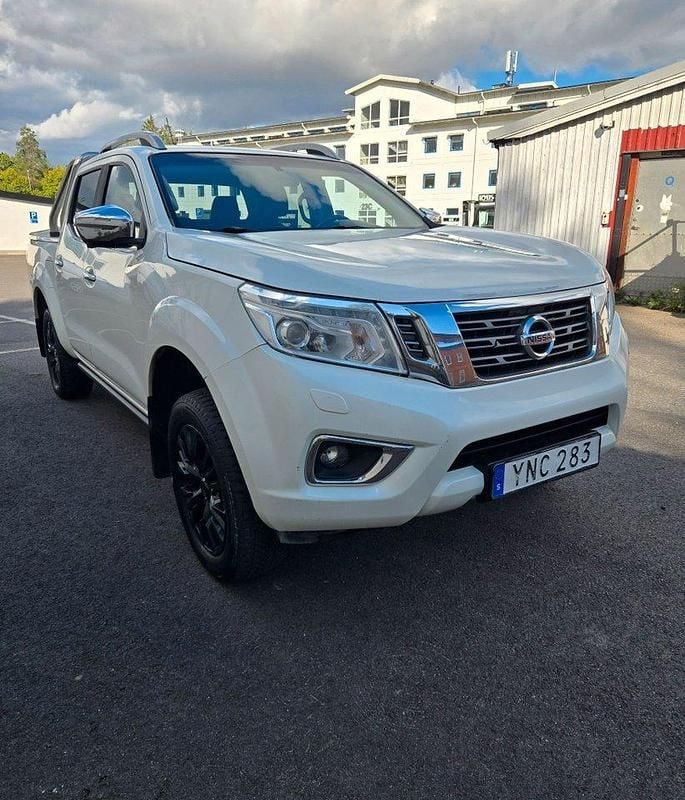 Vit (vitmetalic/pearl) Begagnad 2017 Nissan Navara Tekna Pickup | 179 900 kr (Superpris) - Bild 1/4