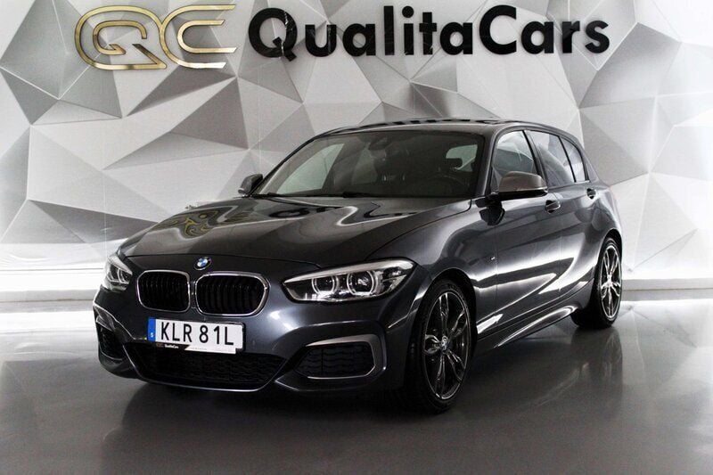 Mörkgrå (grå) Begagnad 2017 BMW M140 M Sport Halvkombi | 349 900 kr (Marknadspris) - Bild 1/4