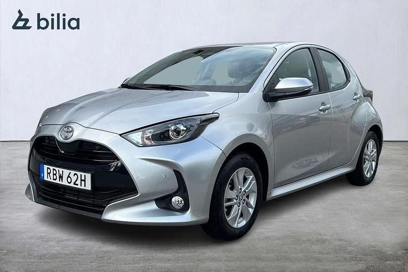 Silver Begagnad 2024 Toyota Yaris Hybrid Active Halvkombi | 271 800 kr (Marknadspris) - Bild 1/3