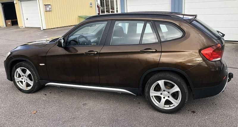 Brun Begagnad 2010 BMW X1 SUV | 68 000 kr (Lite dyr) - Bild 1/3