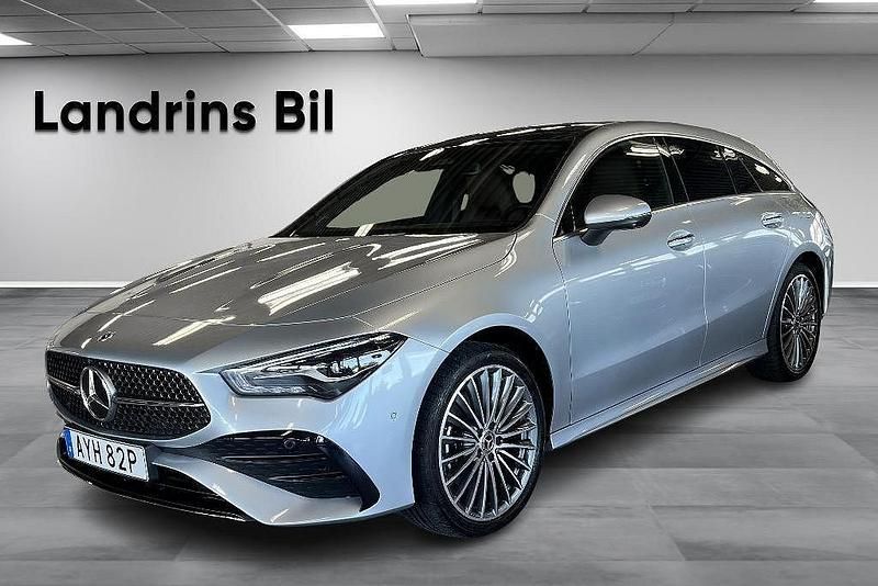 Silver Begagnad 2024 Mercedes CLA250e Shooting Brake AMG Kombi | 439 898 kr (Lite dyr) - Bild 1/4