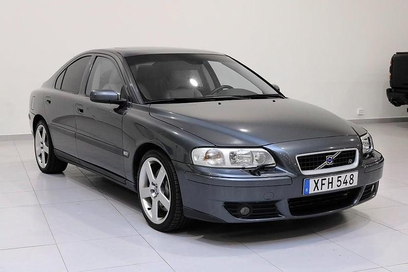 Mörkgrå Begagnad 2004 Volvo S60 Sedan | 115 000 kr - Bild 1/4