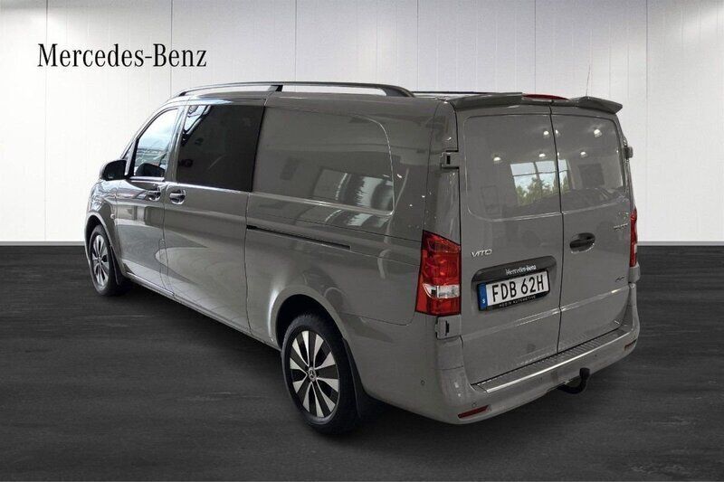 Grå (grey) Begagnad 2025 Mercedes Vito Minibuss | 703 750 kr (Marknadspris) - Bild 1/4