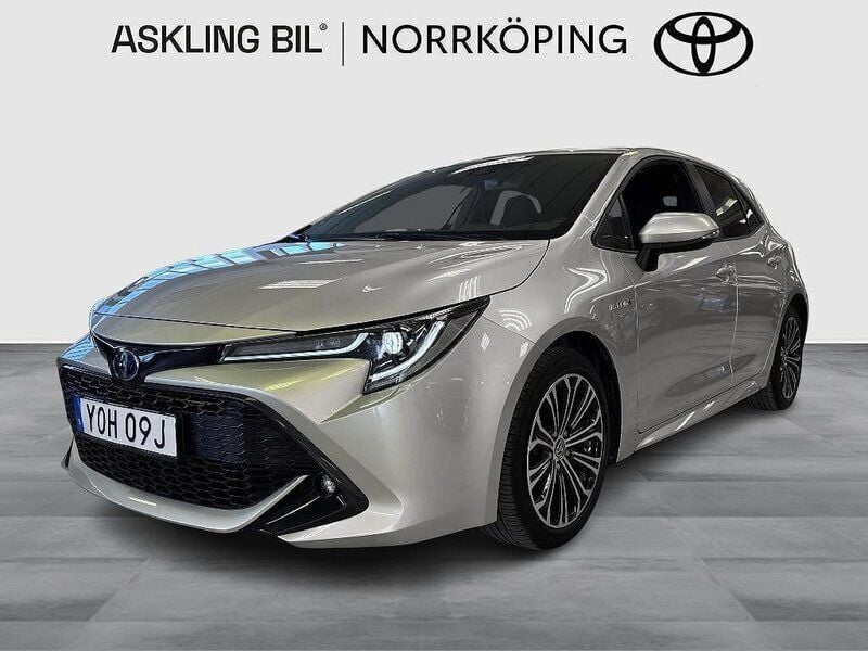 Silver Begagnad 2019 Toyota Corolla Style Halvkombi | 279 000 kr (Dyr) - Bild 1/3