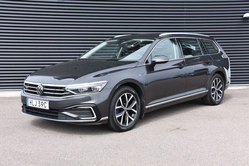 Mörkgrå (grå) Begagnad 2022 VW Passat Executive Kombi | 259 900 kr (Marknadspris) - Bild 1/4