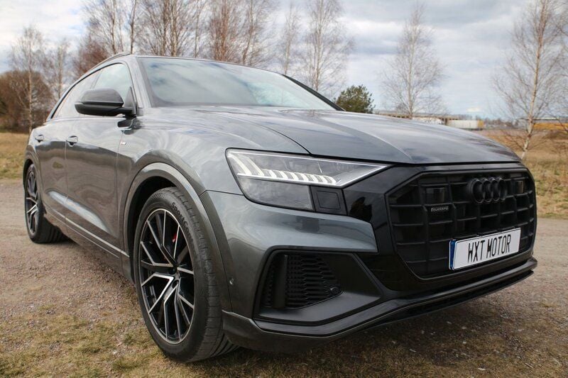 Grå (daytonagrå pärleffekt) Begagnad 2023 Audi Q8 Competition SUV | 789 000 kr (Marknadspris) - Bild 1/4