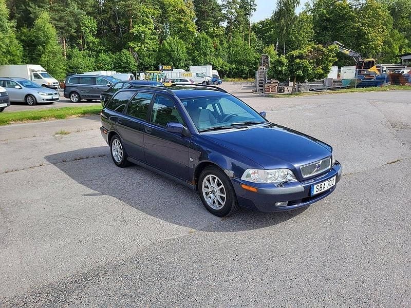 Mörkblå Begagnad 2000 Volvo V40 Kombi | 15 900 kr (Marknadspris) - Bild 1/4
