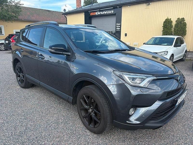 Mörkgrå Begagnad 2018 Toyota RAV4 Hybrid Edition SUV | 274 900 kr (Marknadspris) - Bild 1/4