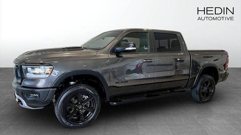 Mörkgrå (grey) Begagnad 2019 RAM 1500 Pickup | 599 000 kr (Lite dyr) - Bild 1/4