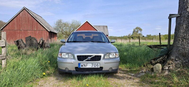 Grå Begagnad 2005 Volvo S60 Kinetic Sedan | 19 000 kr (Bra pris) - Bild 1/4