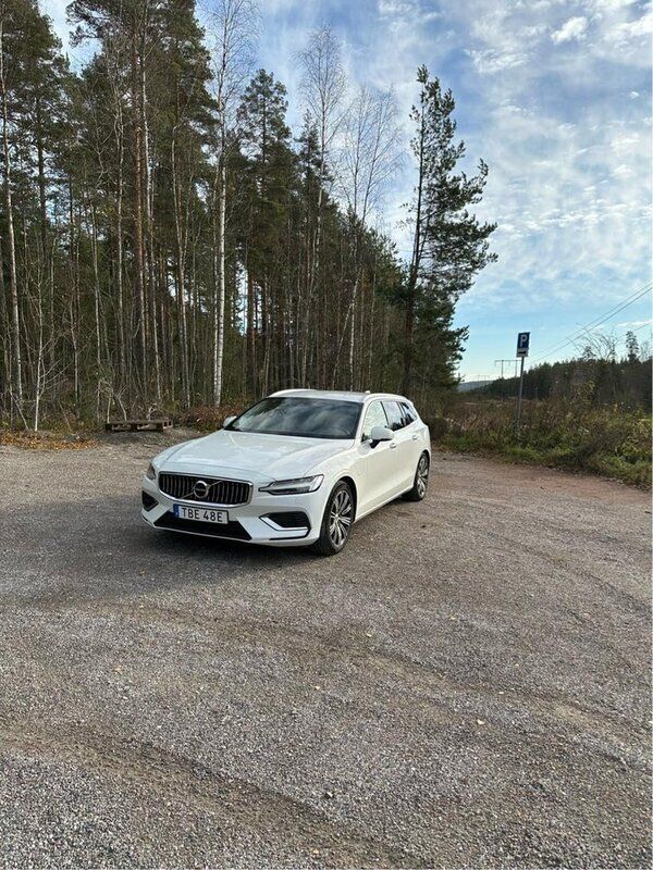 Vit Begagnad 2021 Volvo V60 Momentum Kombi | 300 000 kr (Bra pris) - Bild 1/4