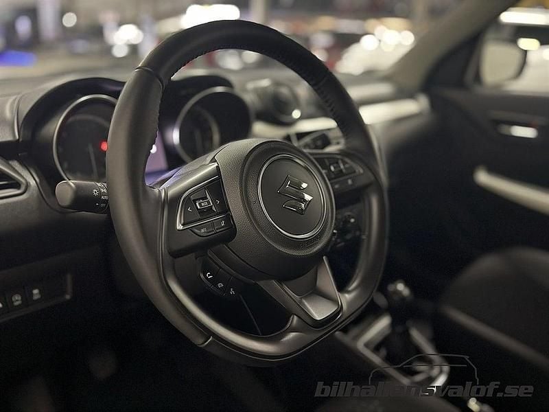 Begagnad Suzuki Swift 83 HK (61 kW) 2022 Svart (super black pearl metallic) Halvkombi