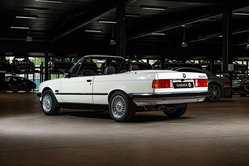 Begagnad BMW 325 170 HK (125 kW) 1987 Vit Cab