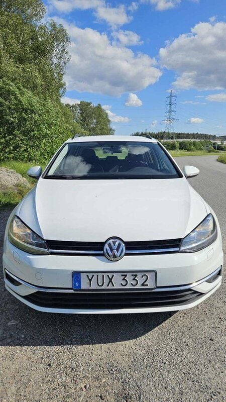 Vit Begagnad 2018 VW Golf VII Kombi | 115 000 kr (Superpris) - Bild 1/3