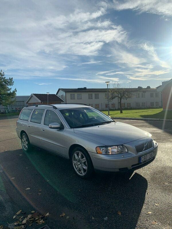 Begagnad Volvo V70 Kinetic 140 HK (102 kW) 2006 Ljusgrå Kombi