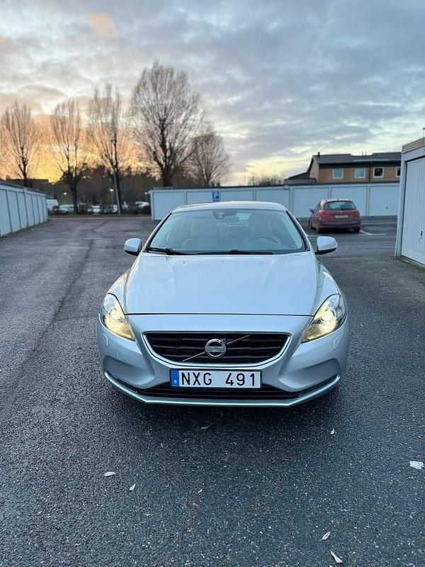 Begagnad 2014 Volvo V40 Halvkombi | 95 000 kr (Bra pris) - Bild 1/4