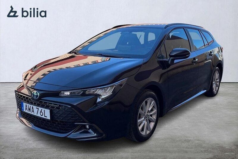 Svart Begagnad 2024 Toyota Corolla Active Kombi | 304 900 kr (Marknadspris) - Bild 1/4