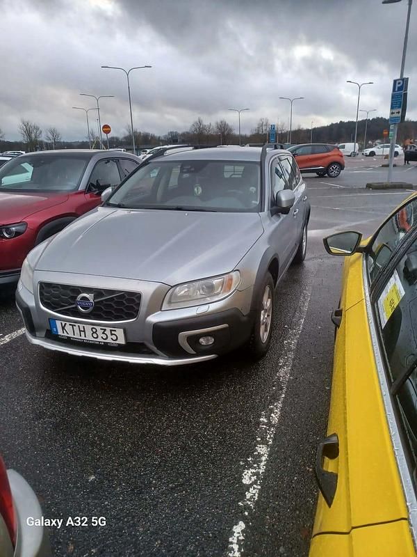 Silver metalic Begagnad 2015 Volvo XC70 Kombi | 149 900 kr (Marknadspris) - Bild 1/4