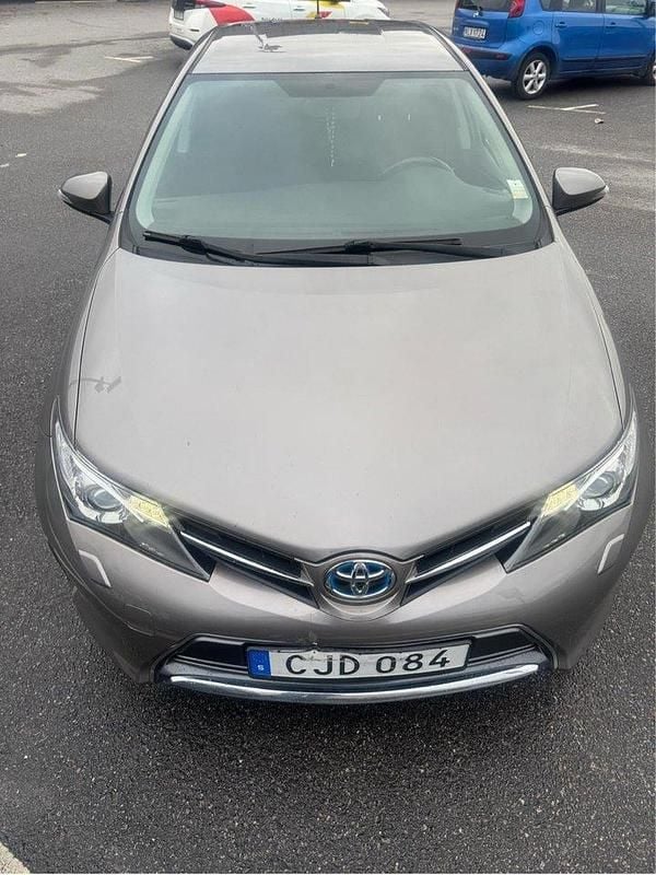 Brun Begagnad 2014 Toyota Auris Hybrid Edition Halvkombi | 129 900 kr (Bra pris) - Bild 1/4
