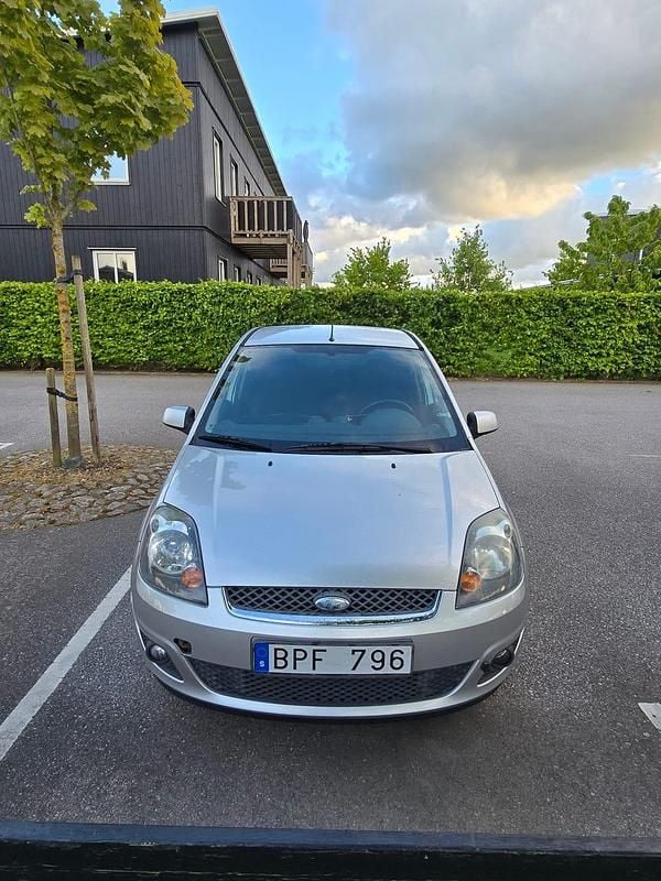 Begagnad 2008 Ford Fiesta Halvkombi | 20 000 kr (Marknadspris) - Bild 1/4