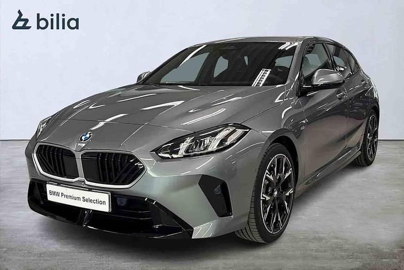 Grå Begagnad 2025 BMW 120 Shadowline Halvkombi | 399 900 kr - Bild 1/1