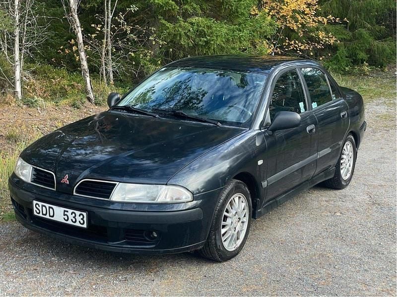 Svart Begagnad 2001 Mitsubishi Carisma Sedan | 14 000 kr - Bild 1/4