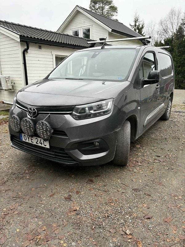 Grå Begagnad 2021 Toyota Proace City City Van | 170 000 kr (Superpris) - Bild 1/3