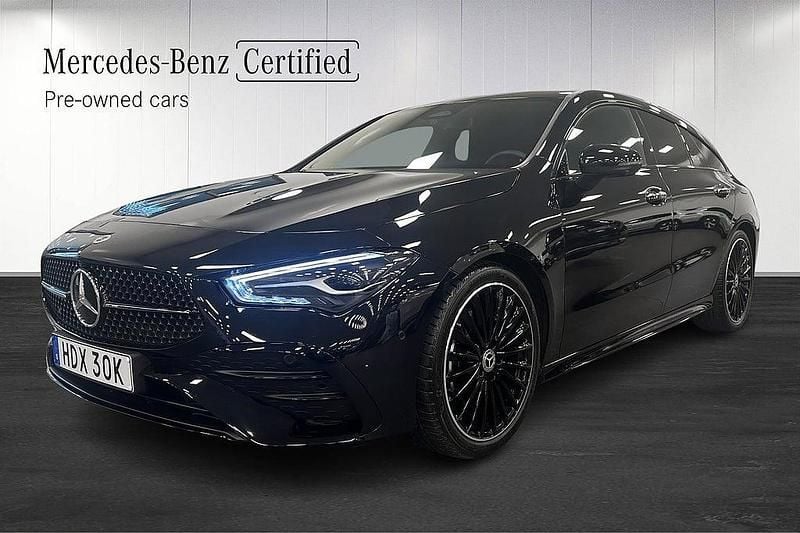 Svart Begagnad 2025 Mercedes CLA200 Shooting Brake AMG Kombi | 379 000 kr (Marknadspris) - Bild 1/4