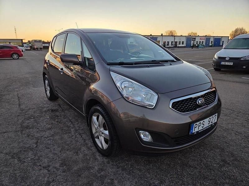 Brun Begagnad 2014 Kia Venga Comfort Halvkombi | 64 900 kr (Marknadspris) - Bild 1/4